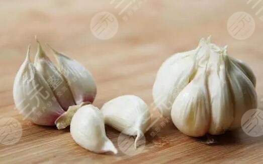 　　大蒜祛斑真的有用吗，其实很多人都觉得大蒜是一种很好的调味品，而且放在食材里面有一种香味，其实大蒜也有着一定的祛斑作用，因为这是一种营养价值比较丰富的保健品。而且这些成分也具有一定的刺激性，所以能够去除脸上的顽固型斑点，而且使用的时候也要注意一定的方式，那么我们一起来看看大蒜祛斑真的有用吗?  　　一、大蒜祛斑真的有用吗?  　　大蒜擦脸可以辅助祛斑。由于大蒜是一种广谱抗菌素，而且还有一部分大蒜素，这种大蒜素就有着一定的抗氧化功能，并且和维生素C和维生素E的效果，其实是比较相似的，能够达到抗衰老的效果。而且能够起到一定的祛斑作用，包括黄褐斑和雀斑，从而让皮肤状态看上去更加的美观。  　　二、大蒜怎么擦脸祛斑?  　　1、大蒜绿豆面膜  　　就是这种祛斑方式是很不错的，首先取3瓣大蒜、3勺绿豆粉，然后再加入一些纯净水。要把大蒜剥皮，然后洗干净直接榨成汁儿，然后将大蒜汁儿和绿豆粉进行一定的混合，再加入纯净水，并且混合成浓稠的状态，直接敷在脸上，大概过十五分钟到三十分钟左右的时间再进行清洗，整个皮肤状态就会更加的光滑和细腻。  　　并且坚持使用的话，也能够让斑点得到更好的淡化，也能够让皮肤更加的白皙。其实这种方式是比较简单的，能够让整个人的皮肤状态看上去更加的光滑和细腻，也能够改良个人的气质和颜值，同时，不会对肌肤造成其他的伤害。  　　2、大蒜擦脸  　　取几枚大蒜，剥开洗净，然后再把它切开。将这种大蒜贴在老年斑上，而且反复的摩擦，只知道整个人的皮肤发红并且发烫，才能够让大蒜素更好的吸收，因此能够让整个人的斑点得到更好的淡化。并且在涂抹的过程中，一般不会出现剧烈的刺痛感和疼痛感。这种方式其实是比较简单的，但是要选择更加新鲜的大蒜，否则可能会对整个人的皮肤造成一定的影响。  　　三、大蒜擦脸祛斑的注意事项  　　1、有部分敏感体质人群，所以说要在专业医生的指导下进行。有的人皮肤状态敏感，因此会对大蒜素有接触性过敏，而且如果出现了红肿或者发痒的现象，那么就要进行及时的改良，不能够盲目的开展缓解。  　　2、大蒜搽脸祛斑只有辅助祛斑的功效。想要更好的淡化自己的斑点，需要长时间使用才能够达到更加优质的效果，而且不能够吃太多辛辣刺激以及油腻的食物。  　　3、大蒜中含有的大蒜素。是大蒜素具有一定的刺激性，如果涂在脸上感觉到不适症状的话，那么就应该立即停止使用，并且用清水洗干净整个人的皮肤状态才会更加的健康和干净。  　　4、眼周部位的皮肤较为脆弱。使用大蒜的时候不要涂抹到眼部周围的肌肤，否则可能会产生剧烈的刺痛感和疼痛感，要避免眼部周围的皮肤，而且还要在专业医生的指导下进行涂抹。