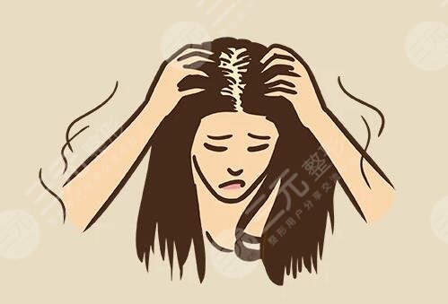 　　头发稀少适合的发型有哪些?发量对于发型来说也是比较重要的，如果头发比较稀少，很多发型是做不出的效果，选择发型方面也是受到局限性限制，从发型设计角度来说头发稀少，可以通过发型的层次结构卷曲程度来调整使头发的发量，在视觉上增多，如果发量特别少，容易贴头皮，爱出油，给人的感觉也比较邋遢，扎起头发来显得特别的少，也不好看，特别羡慕那些发量比较多的人，其实可以通过一些发型来修饰。  　　头发稀少适合的发型有哪些?  　　头发稀少的人比较适合短发或者烫发，因为头发越长自身重力越大容易贴上皮，发量显得会比较少，而头发短自身重力，发根的支撑力会比较好，发型的蓬松度比较饱满，烫发可以增加蓬松感，可以获得时髦洋气的感觉，增加发量的视觉感。  　　许多人都觉得烫发之后容易显老，其实那是发型没有选对，如果选择羊毛卷发型比较适合头发稀疏的人，烫发显老大多是烫出厚重堆积的效果，所导致的发量稀少，只要选好卷型大小，不仅增加饭量，还可以增加空间感上发型具有动感。  　　发量少发型的塑造能力就弱，发型容易贴头皮，会让头发显得稀疏，选择烫发也是比较明智的选择，例如纹理烫方式，可以把头发烫出自然的弯曲效果，让发型变得蓬松感，提升再染一款适合肤色的发色不仅时尚感又有灵动感，也可以帮助大家解决发量少的烦恼，对于年轻人来说，烫发不一定非要烫出满头的小卷，才属于烫发，其实剪短发的女生烫的太卷特别的显老，大家可以参考一下纹理烫，只需要烫出弧度，洗头发之后，吹干时用发蜡抓出蓬松感激，可既显得发亮增多有自然随意，如果发量比较稀少的话可以尝试一下。  　　不喜欢烫发的人可以选择短发，清爽干练，在视觉上增加发量，比较流行的眉上，短刘海，头发剪短之后自然又蓬松，如果头发细软，可以使用发蜡把头发抓的蓬松一点，也可以起到很好的显发的目的，主要是这种发型比较显气质。  　　对于中青年女生烫发的卷型也可以稍微明显一些，比如自然短款卷发搭配时尚的发色，既洋气又湿毛，也可以增加发量，不会显得发量比较少，短发烫卷比较适合头发稀少的人，对于不喜欢太卷的女生来说，也可以调整层次的结构方式，烫一些中大卷波浪卷发效果也是不错的或者针对发根进行摩根烫，让头发看起来比较蓬松，发量就会显得比较多，打造成熟女性韵味，展现的也是淋漓尽致。  　　对于老年人来说头发发量少肯定会选择烫发，老年人比较忌讳的是贴头皮的发型，所以选择发型时要以蓬松为主，烫发不仅可以增加发量，还可以提升老年人的精气，神打理好会显得年轻化卷型大小可以根据自己的喜好来决定，小卷显发，量大卷随意自然，只要可以达到增发的作用，又好看即可，大卷发型时尚感强又自然保持时间比较短，老人可以选择烫一些小卷，营造饱满蓬松感，主要是维持的时间还会比较长，比较常见的老年款发型，洋气的小卷，既减龄又显气质。