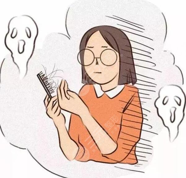 　　头发稀少适合的发型有哪些?发量对于发型来说也是比较重要的，如果头发比较稀少，很多发型是做不出的效果，选择发型方面也是受到局限性限制，从发型设计角度来说头发稀少，可以通过发型的层次结构卷曲程度来调整使头发的发量，在视觉上增多，如果发量特别少，容易贴头皮，爱出油，给人的感觉也比较邋遢，扎起头发来显得特别的少，也不好看，特别羡慕那些发量比较多的人，其实可以通过一些发型来修饰。  　　头发稀少适合的发型有哪些?  　　头发稀少的人比较适合短发或者烫发，因为头发越长自身重力越大容易贴上皮，发量显得会比较少，而头发短自身重力，发根的支撑力会比较好，发型的蓬松度比较饱满，烫发可以增加蓬松感，可以获得时髦洋气的感觉，增加发量的视觉感。  　　许多人都觉得烫发之后容易显老，其实那是发型没有选对，如果选择羊毛卷发型比较适合头发稀疏的人，烫发显老大多是烫出厚重堆积的效果，所导致的发量稀少，只要选好卷型大小，不仅增加饭量，还可以增加空间感上发型具有动感。  　　发量少发型的塑造能力就弱，发型容易贴头皮，会让头发显得稀疏，选择烫发也是比较明智的选择，例如纹理烫方式，可以把头发烫出自然的弯曲效果，让发型变得蓬松感，提升再染一款适合肤色的发色不仅时尚感又有灵动感，也可以帮助大家解决发量少的烦恼，对于年轻人来说，烫发不一定非要烫出满头的小卷，才属于烫发，其实剪短发的女生烫的太卷特别的显老，大家可以参考一下纹理烫，只需要烫出弧度，洗头发之后，吹干时用发蜡抓出蓬松感激，可既显得发亮增多有自然随意，如果发量比较稀少的话可以尝试一下。  　　不喜欢烫发的人可以选择短发，清爽干练，在视觉上增加发量，比较流行的眉上，短刘海，头发剪短之后自然又蓬松，如果头发细软，可以使用发蜡把头发抓的蓬松一点，也可以起到很好的显发的目的，主要是这种发型比较显气质。  　　对于中青年女生烫发的卷型也可以稍微明显一些，比如自然短款卷发搭配时尚的发色，既洋气又湿毛，也可以增加发量，不会显得发量比较少，短发烫卷比较适合头发稀少的人，对于不喜欢太卷的女生来说，也可以调整层次的结构方式，烫一些中大卷波浪卷发效果也是不错的或者针对发根进行摩根烫，让头发看起来比较蓬松，发量就会显得比较多，打造成熟女性韵味，展现的也是淋漓尽致。  　　对于老年人来说头发发量少肯定会选择烫发，老年人比较忌讳的是贴头皮的发型，所以选择发型时要以蓬松为主，烫发不仅可以增加发量，还可以提升老年人的精气，神打理好会显得年轻化卷型大小可以根据自己的喜好来决定，小卷显发，量大卷随意自然，只要可以达到增发的作用，又好看即可，大卷发型时尚感强又自然保持时间比较短，老人可以选择烫一些小卷，营造饱满蓬松感，主要是维持的时间还会比较长，比较常见的老年款发型，洋气的小卷，既减龄又显气质。