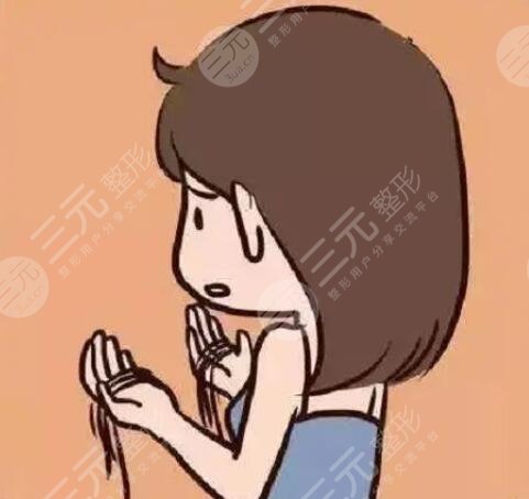 　　头发稀少适合的发型有哪些?发量对于发型来说也是比较重要的，如果头发比较稀少，很多发型是做不出的效果，选择发型方面也是受到局限性限制，从发型设计角度来说头发稀少，可以通过发型的层次结构卷曲程度来调整使头发的发量，在视觉上增多，如果发量特别少，容易贴头皮，爱出油，给人的感觉也比较邋遢，扎起头发来显得特别的少，也不好看，特别羡慕那些发量比较多的人，其实可以通过一些发型来修饰。  　　头发稀少适合的发型有哪些?  　　头发稀少的人比较适合短发或者烫发，因为头发越长自身重力越大容易贴上皮，发量显得会比较少，而头发短自身重力，发根的支撑力会比较好，发型的蓬松度比较饱满，烫发可以增加蓬松感，可以获得时髦洋气的感觉，增加发量的视觉感。  　　许多人都觉得烫发之后容易显老，其实那是发型没有选对，如果选择羊毛卷发型比较适合头发稀疏的人，烫发显老大多是烫出厚重堆积的效果，所导致的发量稀少，只要选好卷型大小，不仅增加饭量，还可以增加空间感上发型具有动感。  　　发量少发型的塑造能力就弱，发型容易贴头皮，会让头发显得稀疏，选择烫发也是比较明智的选择，例如纹理烫方式，可以把头发烫出自然的弯曲效果，让发型变得蓬松感，提升再染一款适合肤色的发色不仅时尚感又有灵动感，也可以帮助大家解决发量少的烦恼，对于年轻人来说，烫发不一定非要烫出满头的小卷，才属于烫发，其实剪短发的女生烫的太卷特别的显老，大家可以参考一下纹理烫，只需要烫出弧度，洗头发之后，吹干时用发蜡抓出蓬松感激，可既显得发亮增多有自然随意，如果发量比较稀少的话可以尝试一下。  　　不喜欢烫发的人可以选择短发，清爽干练，在视觉上增加发量，比较流行的眉上，短刘海，头发剪短之后自然又蓬松，如果头发细软，可以使用发蜡把头发抓的蓬松一点，也可以起到很好的显发的目的，主要是这种发型比较显气质。  　　对于中青年女生烫发的卷型也可以稍微明显一些，比如自然短款卷发搭配时尚的发色，既洋气又湿毛，也可以增加发量，不会显得发量比较少，短发烫卷比较适合头发稀少的人，对于不喜欢太卷的女生来说，也可以调整层次的结构方式，烫一些中大卷波浪卷发效果也是不错的或者针对发根进行摩根烫，让头发看起来比较蓬松，发量就会显得比较多，打造成熟女性韵味，展现的也是淋漓尽致。  　　对于老年人来说头发发量少肯定会选择烫发，老年人比较忌讳的是贴头皮的发型，所以选择发型时要以蓬松为主，烫发不仅可以增加发量，还可以提升老年人的精气，神打理好会显得年轻化卷型大小可以根据自己的喜好来决定，小卷显发，量大卷随意自然，只要可以达到增发的作用，又好看即可，大卷发型时尚感强又自然保持时间比较短，老人可以选择烫一些小卷，营造饱满蓬松感，主要是维持的时间还会比较长，比较常见的老年款发型，洋气的小卷，既减龄又显气质。