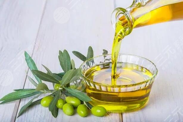 　　橄榄油去除妊娠纹哪个牌子好一点?妊娠纹是很多女性在生活中担心的问题，因为她们害怕自己也会出现这样的情况，这会导致自己的形象受到一定的损害。如果需要很长时间，也可能会造成心理问题。但是对于热爱美丽的妊娠期妈妈们来说，肚子上长着丑陋的花纹对心情太差了!怀孕的妈妈们不要忘记选择橄榄油哦，同时多吃富含胶原蛋白的食物，猪皮、猪脚等，搭配起来才有光滑的肚子，相信自己怀孕了也是个美丽的妈妈。  　　1、橄榄油去除妊娠纹哪个牌子好一点?  　　(1)强烈安利去除妊娠纹好用的橄榄油、袋鼠妈妈橄榄油。袋鼠妈妈的橄榄油是怀孕期间护肤的老朋友，在澳大利亚是专门为孕妇使用的品牌。这次使用的橄榄油中没有酒精精华，香味清爽自然，涂在肚子上也很滋润。怀上第一个宝宝的时候没注意到这个，花了很长时间才把它关掉。这次怀了二宝之后，马上给家里准备了袋鼠妈妈的橄榄油，每天定时涂按摩，不会让妊娠纹悲剧再上演了!  　　(2)帕玛氏，该品牌橄榄油具有保湿润泽的功效，可预防腹部皱纹，令肌肤光滑润泽，是专注于孕妇产前和产后护肤的孕妇化妆品品牌，能改良肌肤弹性，缓解滋润  　　2、橄榄油使用宝典  　　(1)孕期使用：怀孕3、4个月左右，在皮肤细胞和组织尚未扩张之前。怀孕的妈妈们用橄榄油按摩腹部，提高皮肤弹性，修复妊娠纹，预防妊娠纹的发生。  　　(2)临产期使用：孕妇分娩前一周，可将橄榄油涂在头上浸泡乳头的旧皮或污垢，也有助于初乳顺利流出。  　　(3)产后使用：宝宝刚出生，皮肤水嫩，但每天涂橄榄油保护皮肤，橄榄油柔软，不刺激皮肤。可以防止婴儿的皮肤被汗水和尿液浸泡。洗完澡后，在一杯水里加入橄榄油充分混合，分为身体的所有部位，在当地按摩，可以使皮肤更加光滑。  　　3、橄榄油其他作用  　　(1)橄榄油本身无法去除或改良妊娠纹，只能预防妊娠纹。因为橄榄油含有不饱和脂肪酸和维生素E，橄榄油通过按摩渗入皮肤后，可以增强皮肤胶原蛋白的延展性，减少妊娠纹的出现。妊娠纹的出现也与女性的体质有关。有些人只是肚子大，没有妊娠纹。有些女孩在肚子稍大时可能会开始有妊娠纹。橄榄油在妊娠纹形成之前有一定的预防作用，但对已经形成的妊娠纹没有作用，因此橄榄油本身无法去除妊娠纹。  　　(2)橄榄油通常能滋润皮肤。在妊娠纹区域涂抹橄榄油进行按摩可以改良皮肤的新陈代谢，从而淡化妊娠纹，但不能完全消除妊娠纹。如果你想彻底去除妊娠纹，可以去正规的美容医疗机构选择激光方法，这种方法可以刺激皮肤下胶原蛋白和纤维蛋白的增殖和重组，并可以修复受损的皮肤组织，从而有效去除妊娠纹。