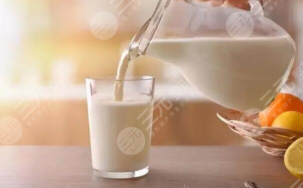 喝牛奶的时候喝咖啡和茶