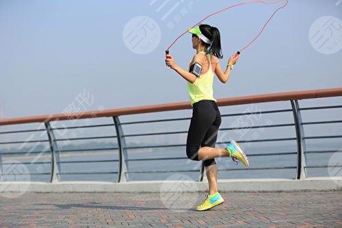 跳绳和跑步哪个对膝?盖冲击力小?