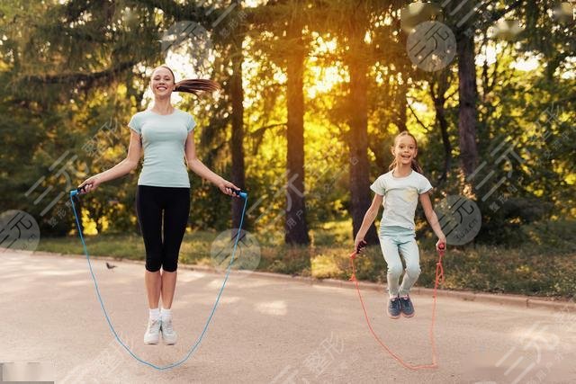 跳绳和跑步哪个对膝?盖冲击力小?