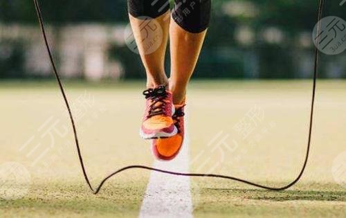 跳绳和跑步哪个对膝?盖冲击力小?